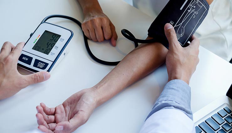 कई बड़ी बिमारियों की वजह बन सकता है निम्न रक्तचाप, जानें लक्षण और बचाव के तरीके