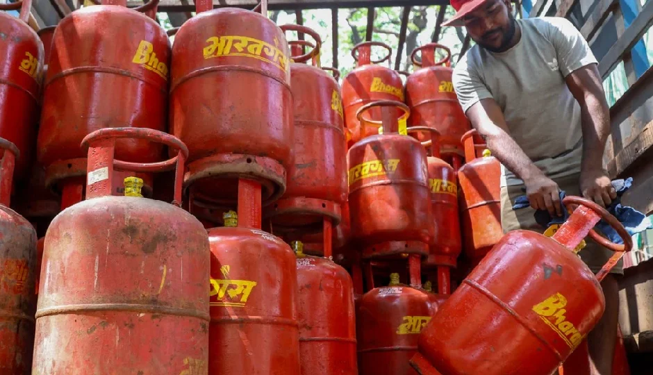 कोई कमी नहीं, घबराहट में बुकिंग 55 लाख से बढ़कर 75 लाख तक पहुंची, LPG को लेकर सरकार का दावा