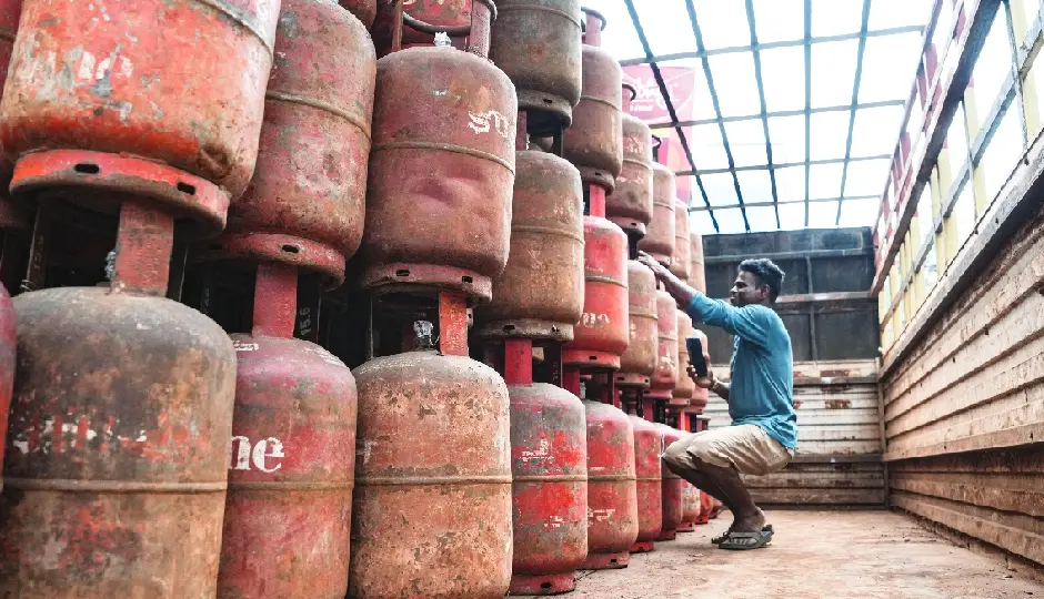 यूपी में पेट्रोल-डीजल और LPG की कालाबाजारी पर प्रशासन सख्त, 24 लोगों पर FIR, 6 आरोपी गिरफ्तार