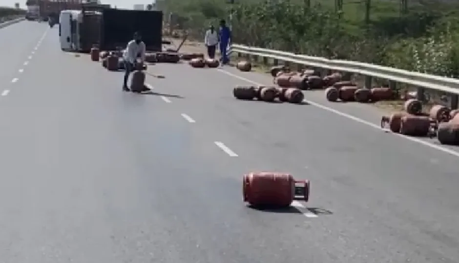 अजमेर हाईवे पर सिलेंडरों से लदी गाड़ी पलटी, सड़क पर फैल गए 145 गैस सिलेंडर