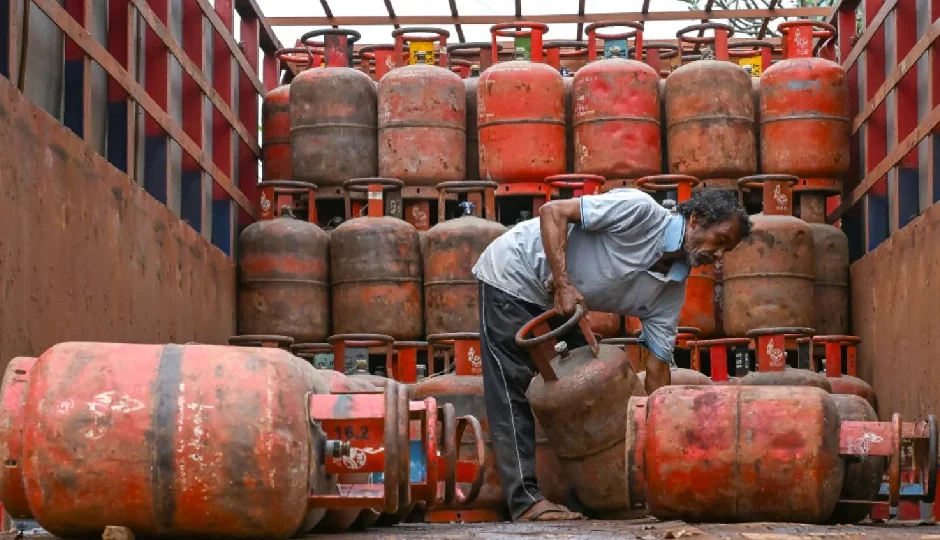 LPG सप्लाई में गिरावट से बढ़ी चिंता, घरेलू उत्पादन भी प्रभावित; जानिए मौजूदा हालात में कितनी है कीमत