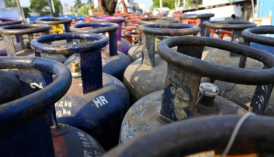 एलपीजी आपूर्ति संकट के बीच बढ़ी इंडक्शन और इलेक्ट्रिक केतली की मांग, ऑनलाइन मंगा रहे लोग