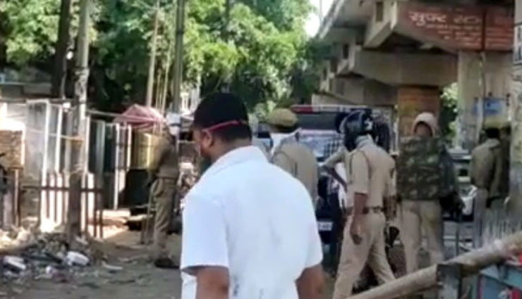  यूपी / अलीगढ़-लखनऊ में सोशल डिस्टेंसिंग का पालन कराने गई पुलिस पर पथराव