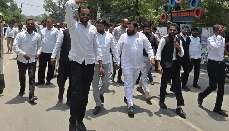 लखनऊ: पुलिस कार्रवाई के विरोध में अधिवक्ताओं का बड़ा कदम, 26 मई तक सामूहिक अवकाश घोषित