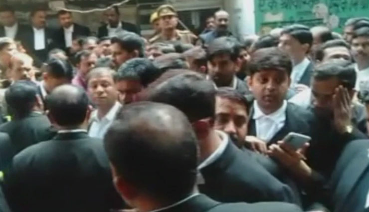 लखनऊ के कोर्ट में बम धमाका, कई वकील घायल