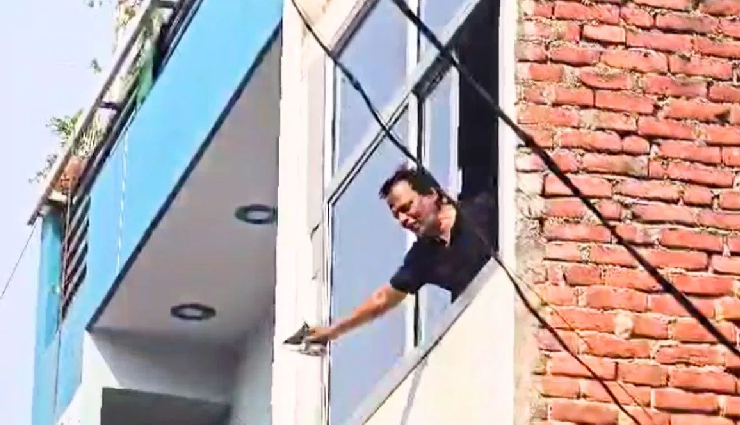 सिरफिरे पति ने पत्नी-दो बच्चों को बनाया बंधक, छुड़ाने आई पुलिस पर फेंका भभूत, भस्म करने की दी धमकी 