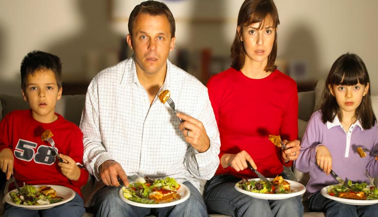 पेरेंट्स की ये 5 गलत आदतें बन रही हैं बच्चों की सेहत के लिए नुकसानदायक, जानें और बनाए इनसे दूरी