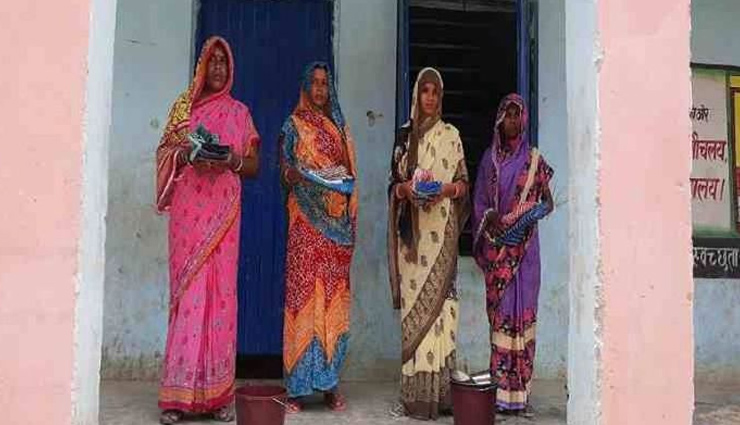 लापरवाही / बिहार के क्वारेंटाइन सेंटर में महिलाओं को साड़ी के बदले पहनने के लिए दी लुंगी