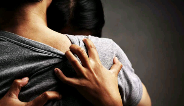 signs of lust in eyes,how to recognize lust,lust vs love signs,body language of lust,eye contact and attraction,signs of desire in someones eyes,physical attraction cues,reading eye expressions,intense eye contact meaning,how to tell if someone is lusting after you