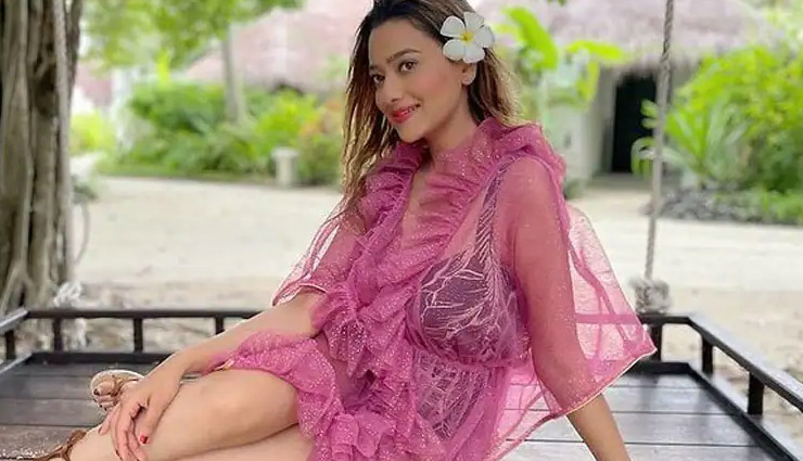 मिथुन चक्रवर्ती की बहू ने सफेद रंग की शॉर्ट नाइटी में शेयर की तस्वीरें, प्राइवेट फोटोज देख फैंस के उड़े होश