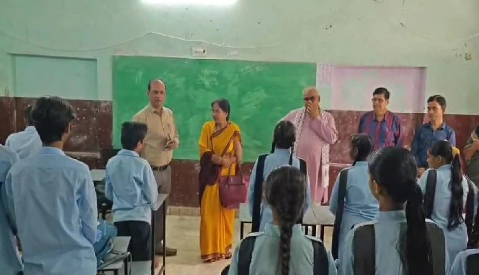 शिक्षा मंत्री मदन दिलावर का औचक निरीक्षण: मोबाइल पर खेलते मिले शिक्षक, बच्चों से साधारण सवालों का जवाब भी नहीं
