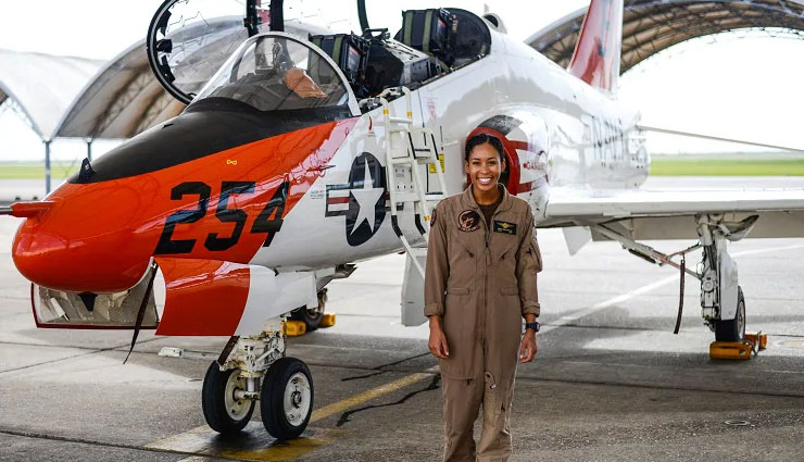 अमेरिकी नौसेना में पहली अश्‍वेत महिला लड़ाकू पायलट, रचा इतिहास 