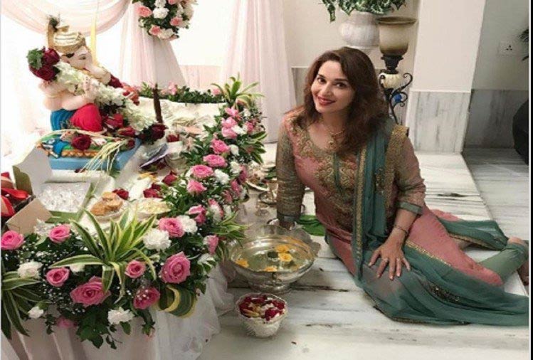 पिछले साल इन बॉलीवुड सितारों ने गणेश चतुर्थी का ऐसे मनाया था जश्न, सोशल मीडिया पर शेयर की थी तस्वीरे ganesh chaturthi 2018,bollywood,ganesh puja