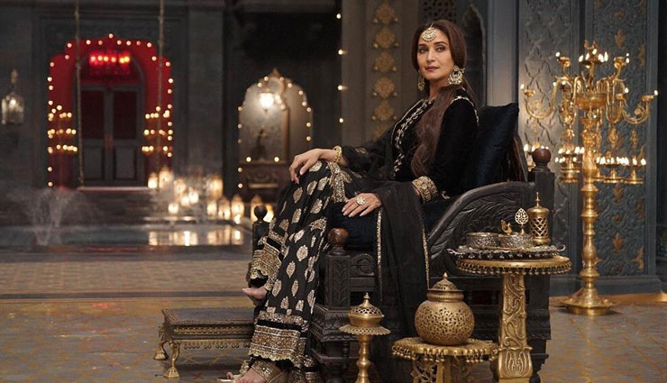 ‘कलंक’ सामने आया माधुरी का शाही अंदाज, जगमग रोशनी में रोशन हुआ चेहरा