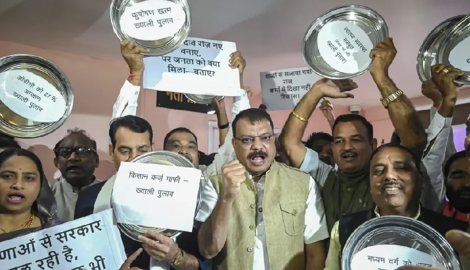 'औकात में रहो' कहने पर विधानसभा में हंगामा, कैलाश विजयवर्गीय के बयान पर CM की माफी भी बेअसर