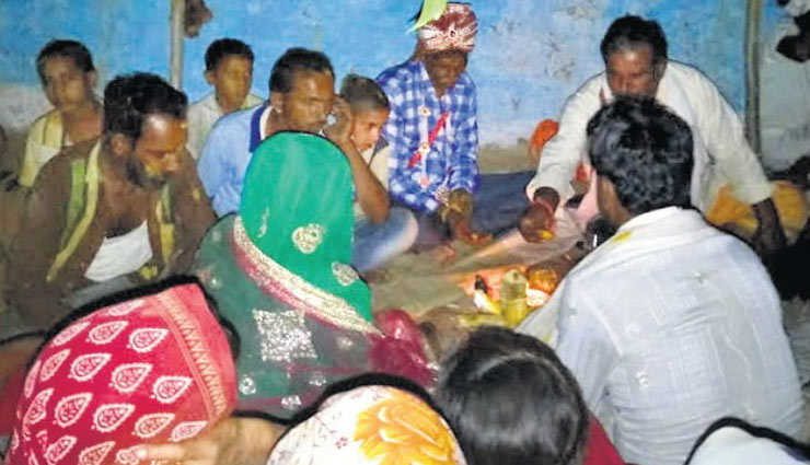 25 साल से  लिव इन में रह रहे माता-पिता ने लिए 7 फेरे, वजह बनी बेटी की शादी