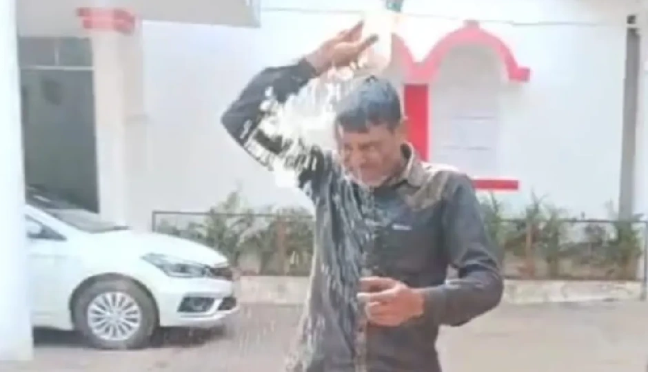 कटनी : कलेक्ट्रेट परिसर में युवक का आत्मदाह का प्रयास, जनसुनवाई के दौरान खुद पर डाला पेट्रोल, मौके पर हड़कंप