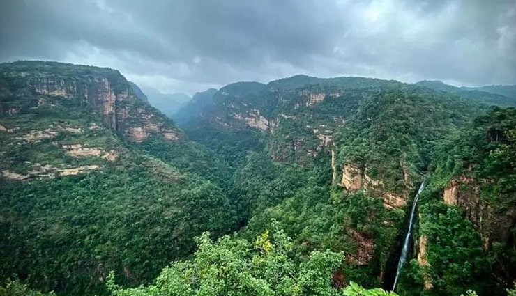 madhya pradesh,monsoon places to visit in madhya pradesh khajuraho temple,kanha national park,dhuandhar falls,pachmarhi,omkareshwar