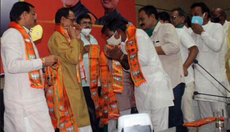 मप्र / CM की मौजूदगी में सोशल डिस्टेंसिंग की उड़ीं धज्जियां, कमलनाथ ने कहा - लॉकडाउन के नियम सिर्फ गरीबों के लिये...