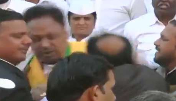 इंदौर में झंडा फहराने के दौरान कांग्रेसियों ने एक दूसरे को जमकर जड़े थप्पड़, वीडियो वायरल