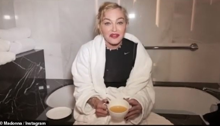 आइस बाथ  लेने के बाद एक कप यूरीन पीती है मैडोना, वीडियो शेयर कर बताई ये बात