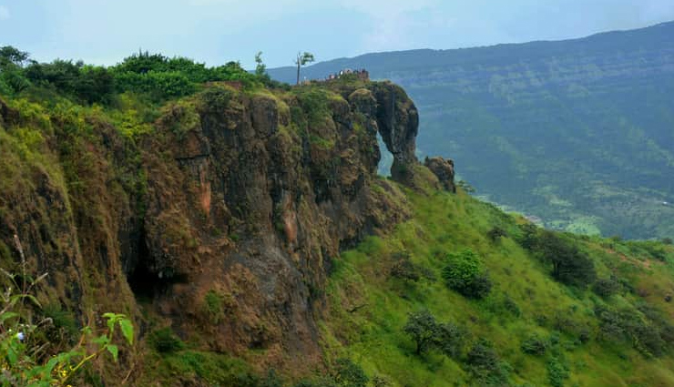 places to visit in mahabaleshwar,mahabaleshwar,attractions in mahabaleshwar,wilson point,arthurs seat,kamalgad fort,wax museum,venna lake