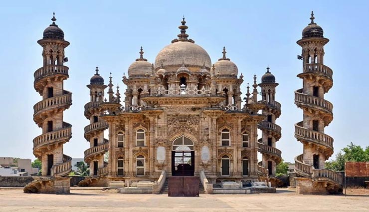 tourist places,indian tourist places,historic buildings,beauty of buildings,taj mahal,khajuraho temple,humayun maqbara,mahabat maqbara,mysore palace