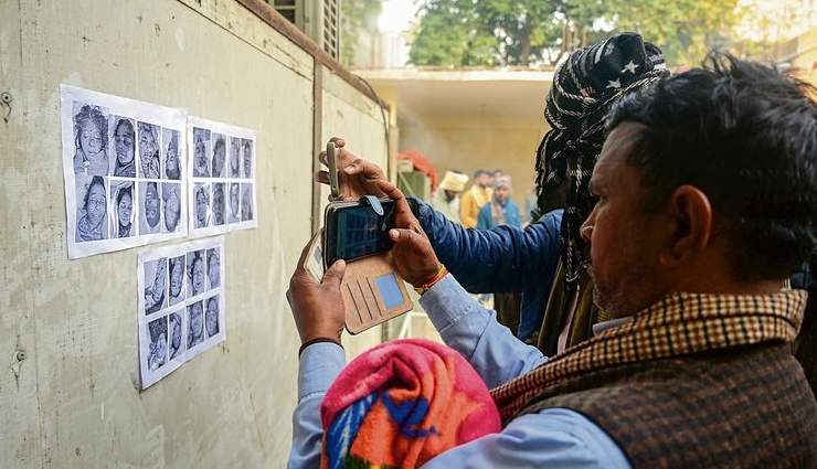 महाकुंभ में भगदड़ के 36 घंटे बाद भी जारी है अपनों की तलाश