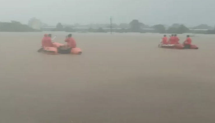 mahalaxmi express,passengers,rescue,ndrf,state disaster management team,railway team,news,news in hindi