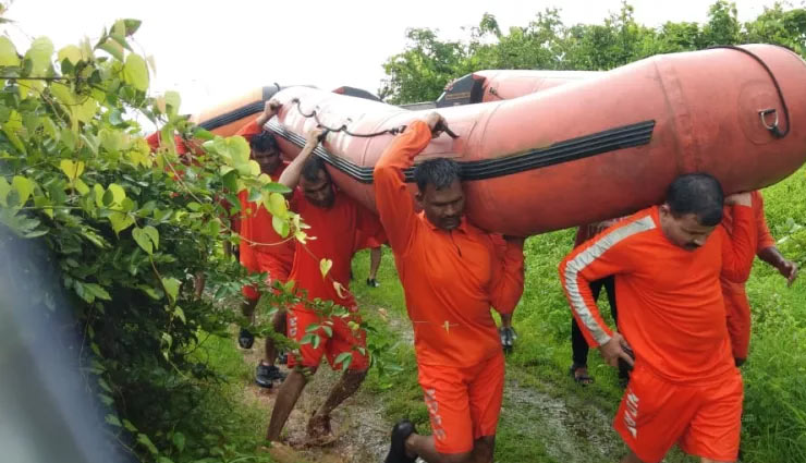 mahalaxmi express,passengers,rescue,ndrf,state disaster management team,railway team,news,news in hindi