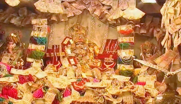 weird temple,weird offerings to devotees,gold or silver coins or ornaments in offerings,mahalakshmi temple of ratlam