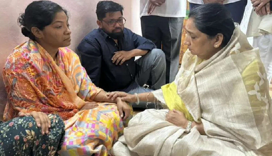 ‘मैं हर कठिनाई में आपके साथ हूं’, विदीप जाधव की पत्नी को सांत्वना देने सतारा पहुंचीं सुनेत्रा पवार