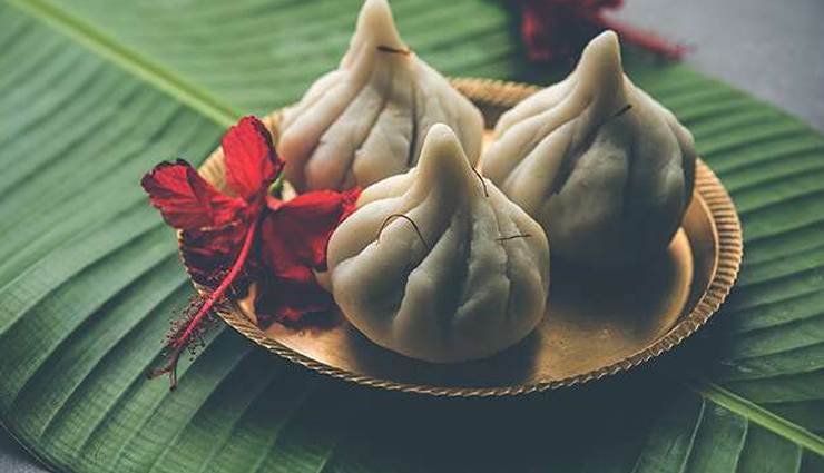 famous food of maharashtra,maharashtra,pav bhaji,vada pav,puran poli,misal pav,modak,ragda pattice