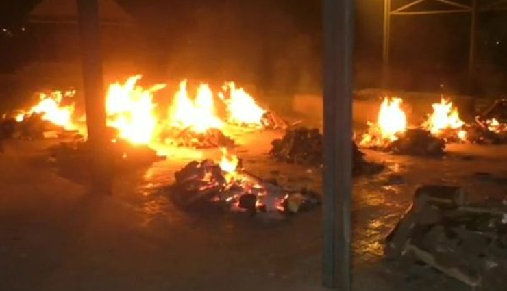 महाराष्ट्र: अहमदनगर से सामने आई डराने वाली तस्वीरें, अमरधाम श्मशान घाट में एक दिन में 42 शवों का हुआ अंतिम संस्कार, 6 को एक के ऊपर एक रखकर जलाया गया 