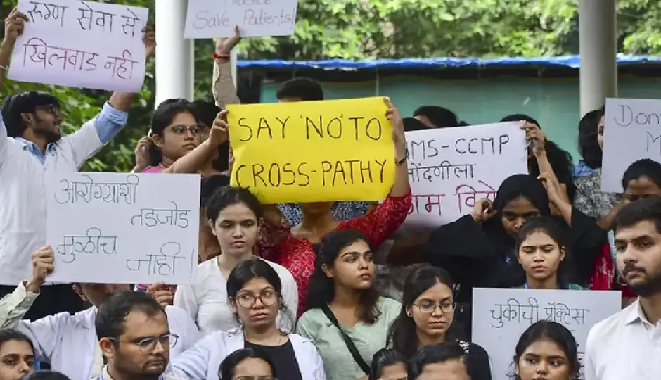 महाराष्ट्र में डॉक्टरों की अनिश्चितकालीन हड़ताल, 'No CCMP' के नारों के साथ प्रदर्शन; बॉम्बे हाईकोर्ट ने लिया स्वत: संज्ञान