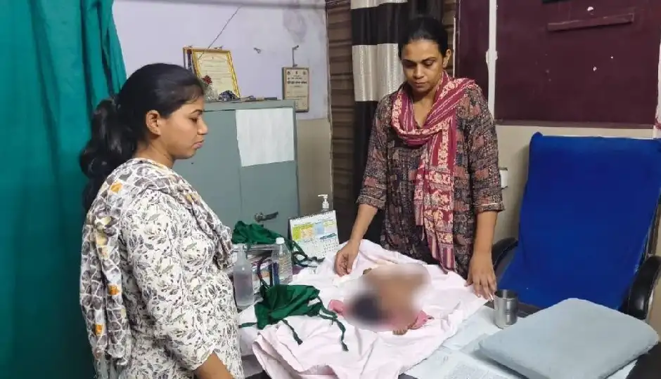 मां की गोद से सड़क पर गिरा 4 महीने का मासूम, करीब 700 मीटर तक चलते रहे माता-पिता; राहगीरों और पुलिस की सतर्कता से बची जान