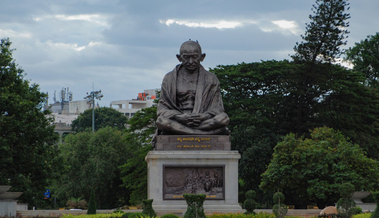 देश में असली आतंकवाद की वजह गांधीवाद, सरकारी दफ्तरों से हटाए महात्मा गांधी की तस्वीरें और मूर्ति  : हिंदू महासभा