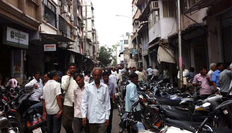 best markets to visit in india,indian market,ima keithel,johari bazaar,chor bazaar,floating vegetable market,kannauj market,dadar flower market,laad bazaar,mahidharpura diamond market street,crawford market,zaveri bazaar,jew town,new market,chandni chowk,daryaganj sunday book market,flea markets,travel,holidays,travel guide,travel tips