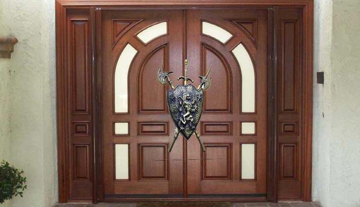 घर का मुख्य दरवाजा लाता हैं घर में सुख-समृद्धि, वास्तु के इन नियमों का रखें ख्याल