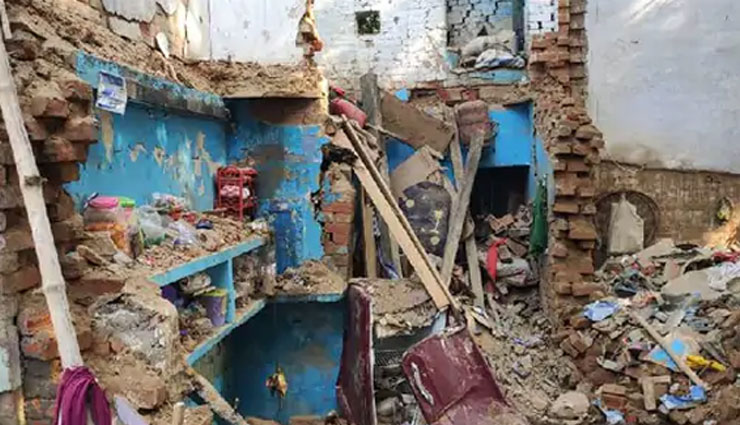UP News:  जौनपुर में बीती रात हुआ हादसा, तीन मंजिला मकान ढहा; एक ही परिवार के 4 लोगों समेत 5 की मौत