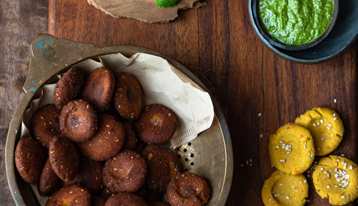 makai na khatta vada recipe,gujarati snack recipe,corn vada recipe,tangy corn fritters,spicy corn vada,khatta dhokla mix recipe,semolina vada,healthy snack recipe,vegan snack recipe,corn and semolina fritters