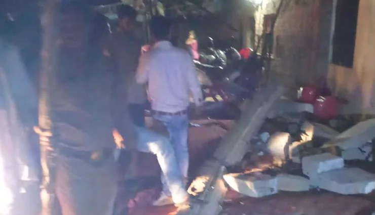 यूपी: मकान का छज्जा गिरने से 6 साल की बच्ची समेत दो की मौत, बारात देखने चढ़े थे