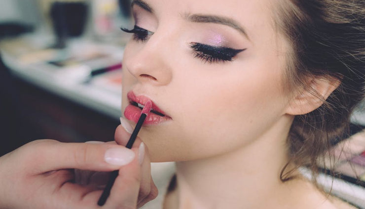 मेकअप के बाद भी नहीं बढ़ रही चेहरे की चमक, कहीं आप ये गलतियाँ तो नहीं कर रहे 