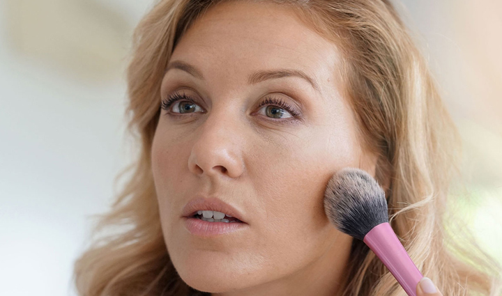 उम्र के साथ बदल जाती हैं मेकअप की जरूरतें, 40 के पार हो चुकी महिलाएं आजमाए ये टिप्स 