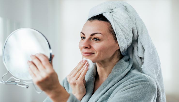 इन 3 तरीकों से घर पर ही बनाए नेचुरल मेकअप रिमूवर, त्वचा को मिलेगी ताजगी