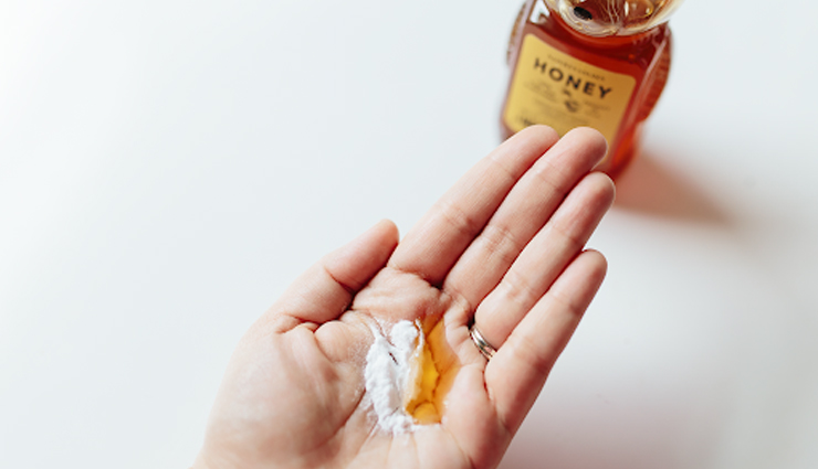 coconut oil,milk,cucumber juice,almond oil,aloe vera,jojoba oil,baking soda and honey,ingredients to use as makeup remover,natural makeup remover,skin care tips,beauty tips