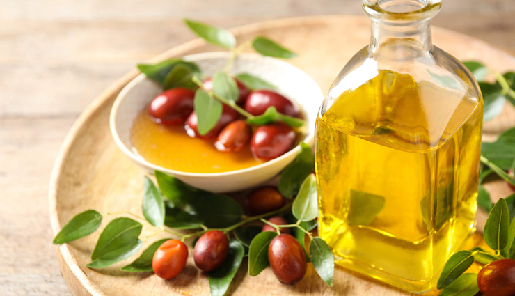 coconut oil,milk,cucumber juice,almond oil,aloe vera,jojoba oil,baking soda and honey,ingredients to use as makeup remover,natural makeup remover,skin care tips,beauty tips