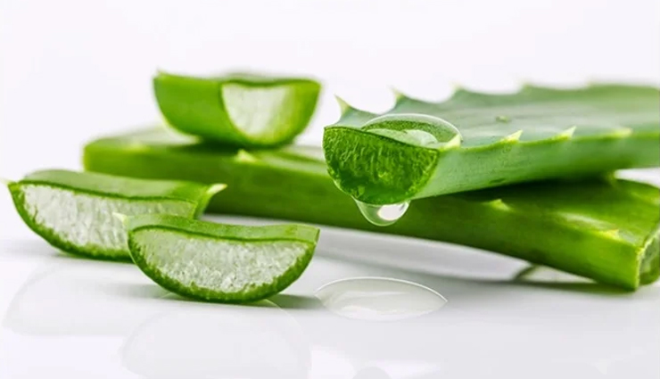 coconut oil,milk,cucumber juice,almond oil,aloe vera,jojoba oil,baking soda and honey,ingredients to use as makeup remover,natural makeup remover,skin care tips,beauty tips