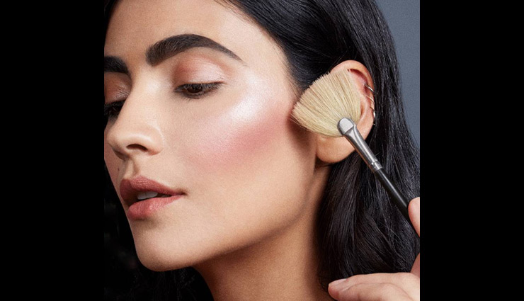 इन मेकअप टिप्स की मदद से बनाए खुद को प्रोफेशनल, जानें और आजमाकर देखें 