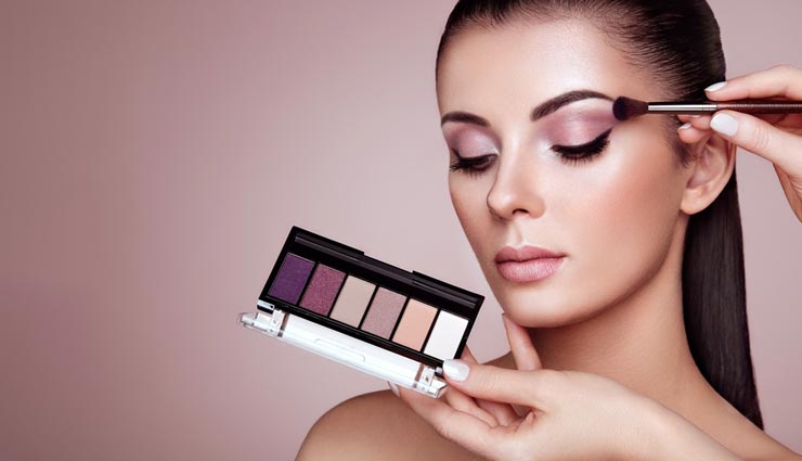 कभी ना करें इन 4 काम के दौरान मेकअप, करना पड़ेगा स्किन से जुड़ी समस्याओं का सामना